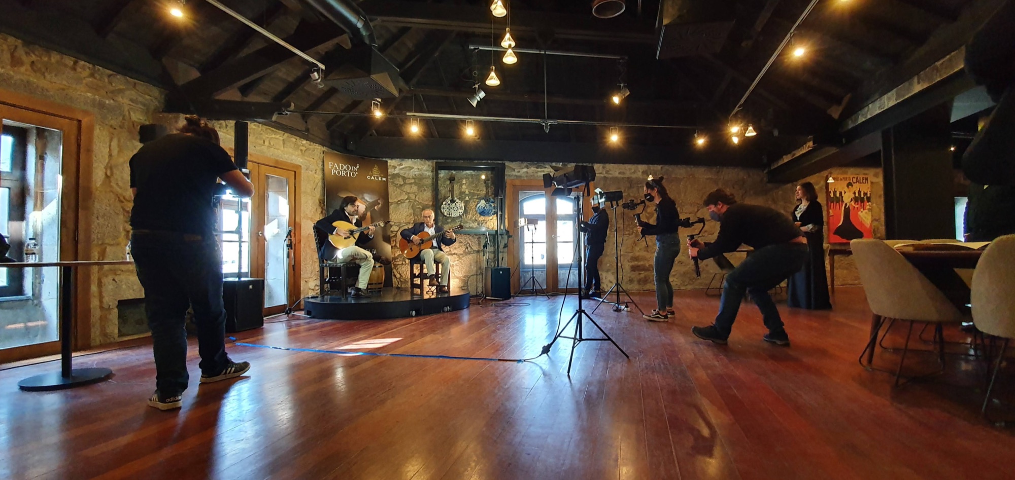Equipe da NOVA realizando uma produção musical em locação
