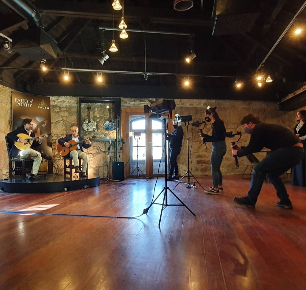 Equipe realizando captação audiovisual em locação