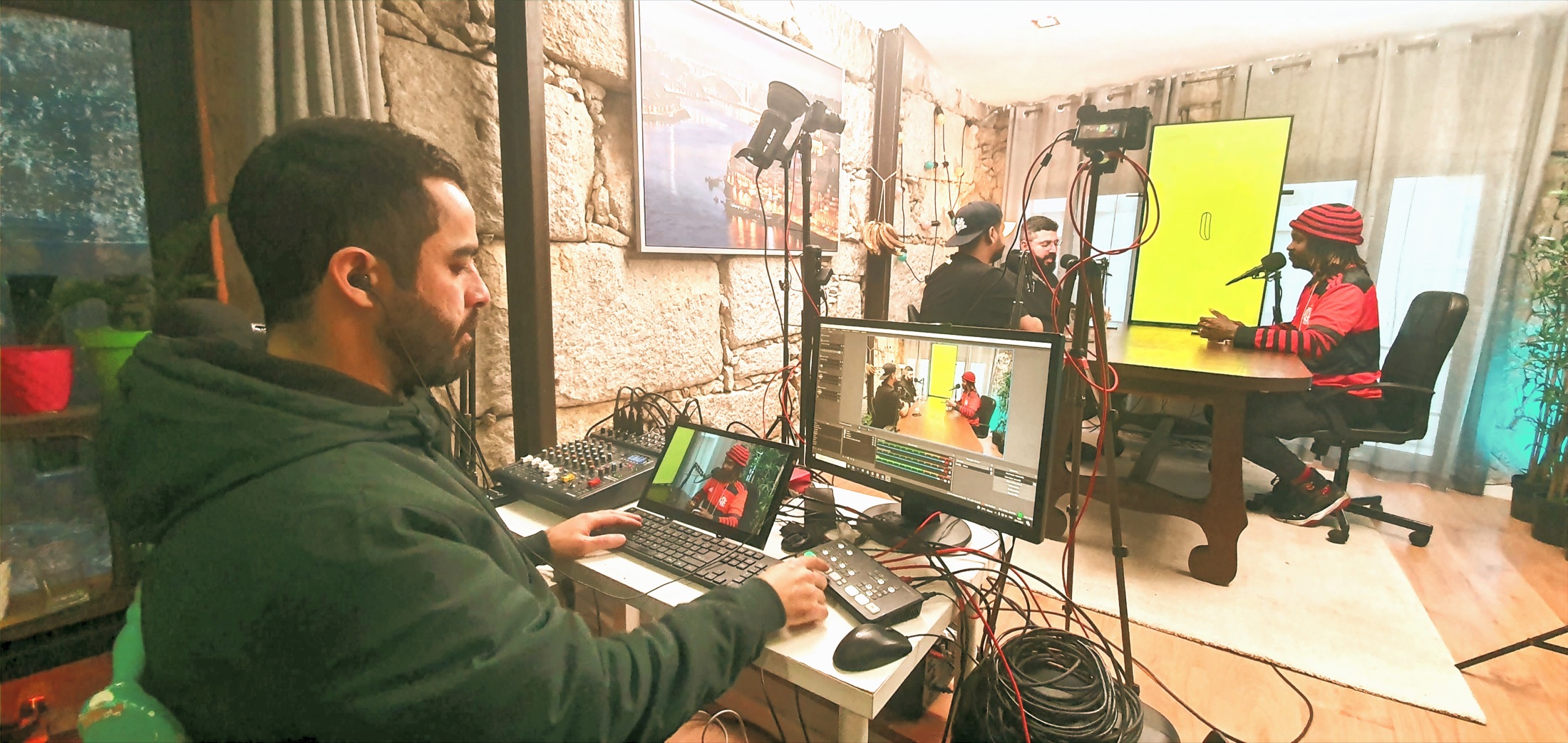 Operação multicâmera da NOVA LIVE em uma gravação de podcast