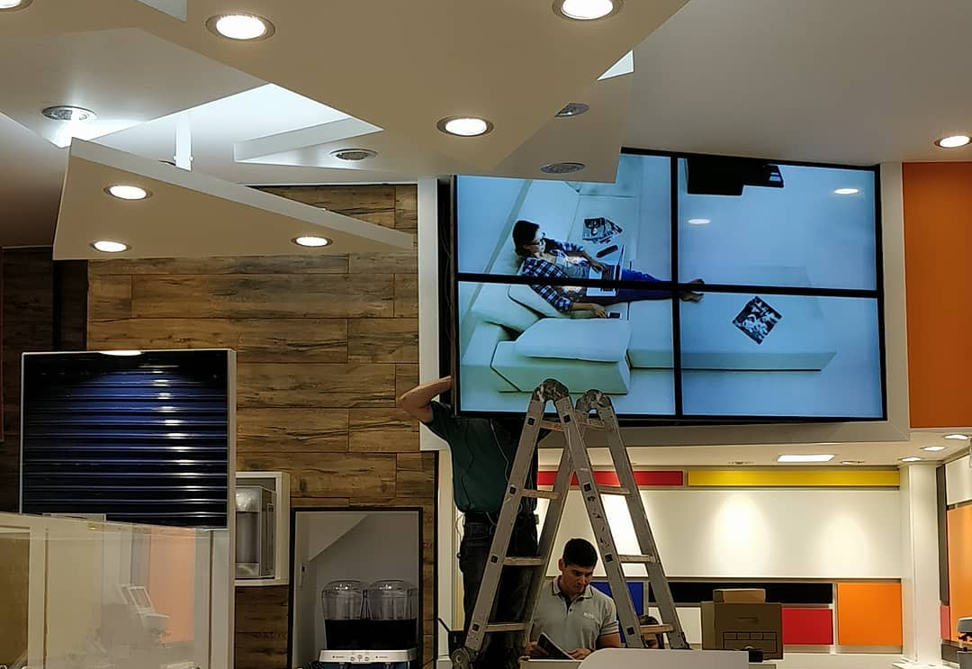 Videowall instalado em um ambiente de circulação